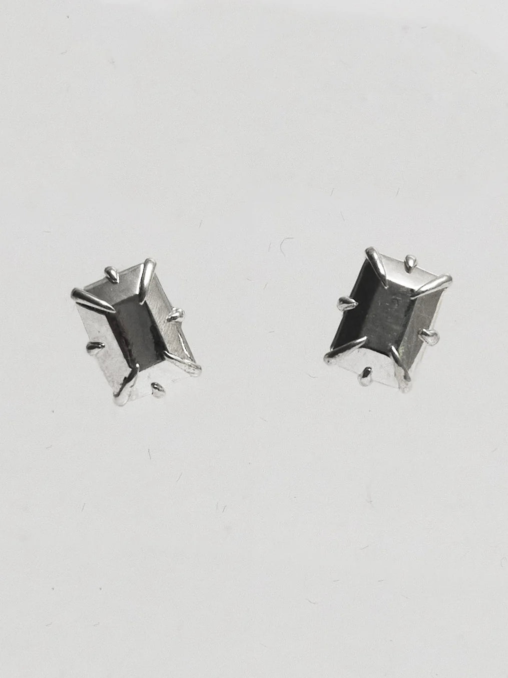 SMALL SINGLE FAKE DIAMOND EARRING - EMERALD